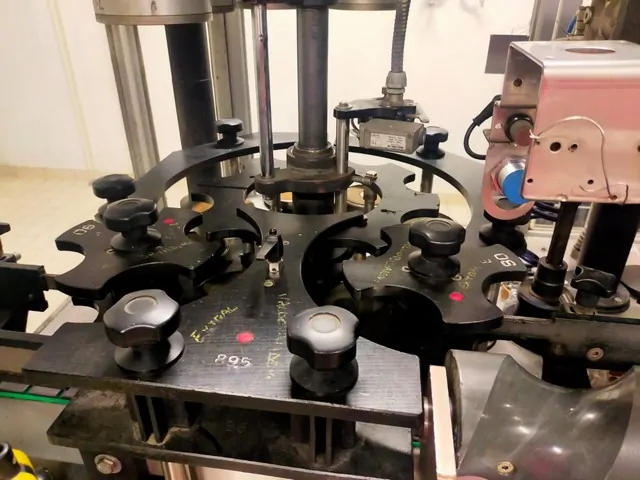 Capsuladora Robino & Galandrino Capsuler Robino&Galandri Usada — linha de engarrafamento usada para Capsuling Machines