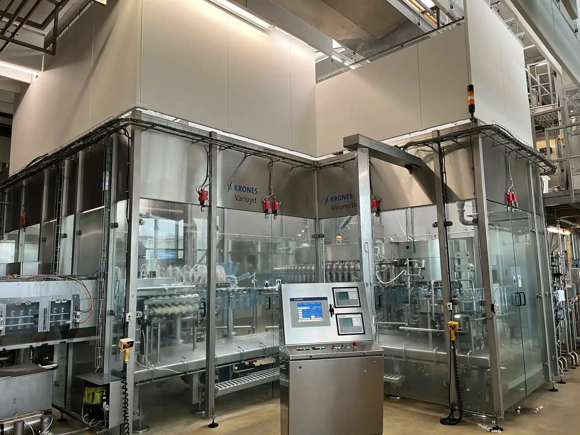 Monobloco Krones Krones Monoblock PET Vol Usada — linha de engarrafamento usada para Filling Monoblocks