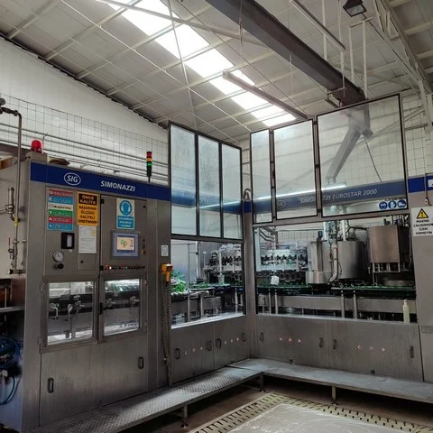 Linha de Engarrafamento SIMONAZZI Simonazzi bottling line Usada — linha de engarrafamento usada para Bottling Lines