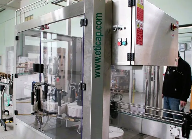 Rotuladora Eticap System adhsive labeller Eticap Usada — linha de engarrafamento usada para Labellers