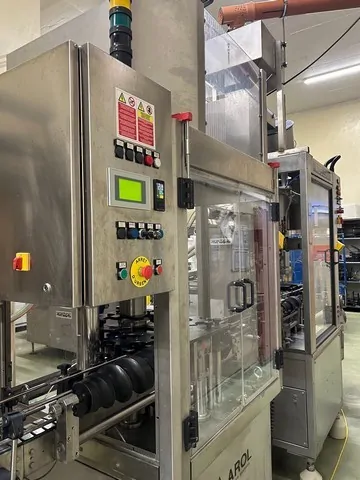 Capsuladora Arol Arol Capper Saturno R 9. Usada — linha de engarrafamento usada para Cappers