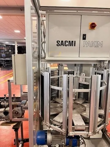 Formadora de Caixas Sacmi Bag In Box Line 3 LT 201 Usada — linha de engarrafamento usada para Case Erectors