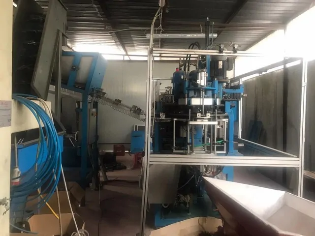 Sopradora PET Sipa Blow Moulding Machine Si Usada — máquina de engarrafamento usada