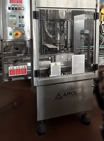 Capsuladora Arol Capper Arol 5T Euro Va Usada — linha de engarrafamento usada para Cappers
