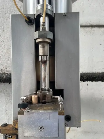 Capsuladora Arol Capper Arol Gemini 2.500 Usada — linha de engarrafamento usada para Cappers