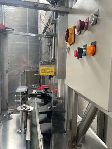 Capsuladora Arol Capper Arol Gemini R Usada — linha de engarrafamento usada para Cappers