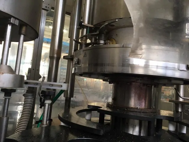 Capsuladora Arol Capper Arol Saturno R.F Usada — linha de engarrafamento usada para Cappers