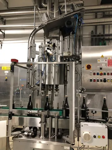 Capsuladora Arol Capper Arol Screw Cap 6T Usada — linha de engarrafamento usada para Cappers