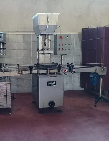 Capsuladora Arol Capper Arol Usada — linha de engarrafamento usada para Cappers