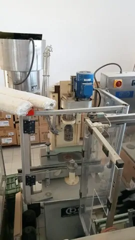 Capsuladora BC capper BC 2.000 bph Usada — linha de engarrafamento usada para Cappers