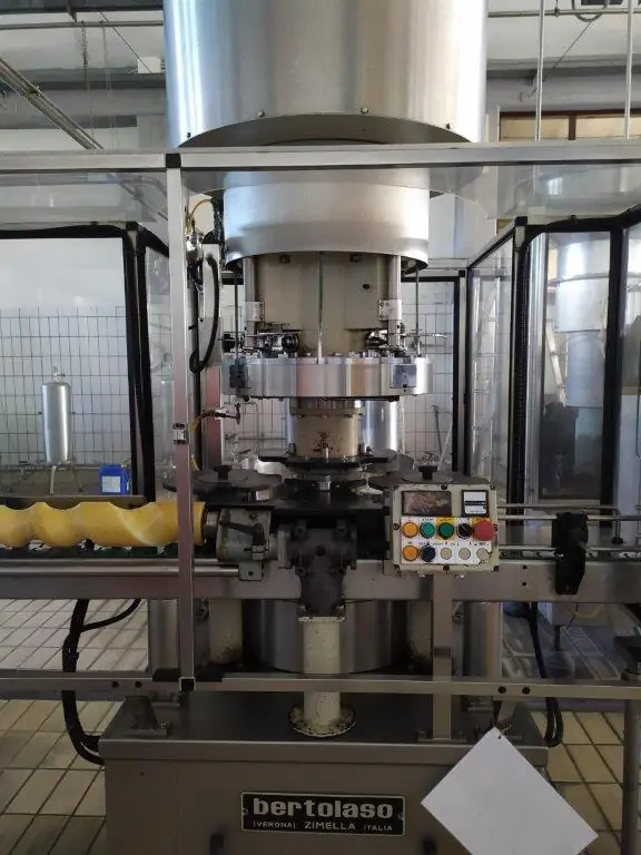 Capsuladora Bertolaso capper Bertolaso Delta 4 Usada — linha de engarrafamento usada para Cappers