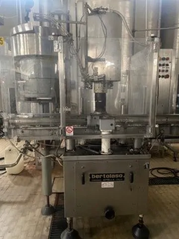 Capsuladora Bertolaso Capper Bertolaso Screw C Usada — linha de engarrafamento usada para Cappers