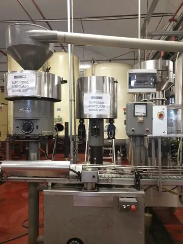 Capsuladora Bertolaso capper Bertolaso screw c Usada — linha de engarrafamento usada para Cappers