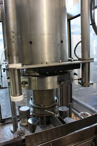 Capsuladora Bertolaso capper Bertolaso Sigma 6 Usada — linha de engarrafamento usada para Cappers