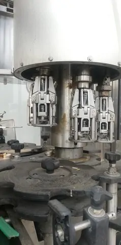 Capsuladora Bertolaso capper Bertolaso Sigma 6 Usada — linha de engarrafamento usada para Cappers