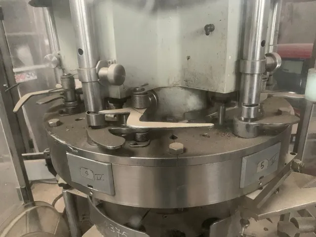 Capsuladora Bertolaso capper Delta 406 Bertola Usada — linha de engarrafamento usada para Cappers