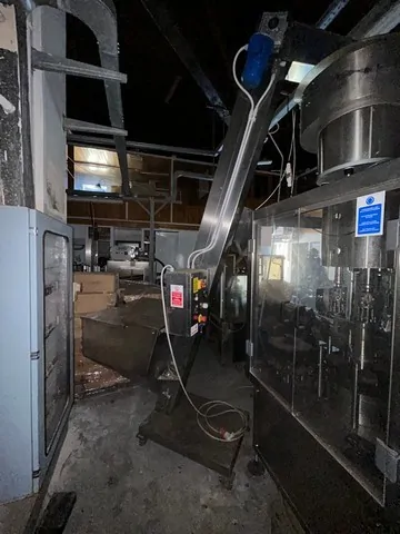 Capsuladora Enolmeccanica Capper Enolmeccanica 4T Usada — linha de engarrafamento usada para Cappers