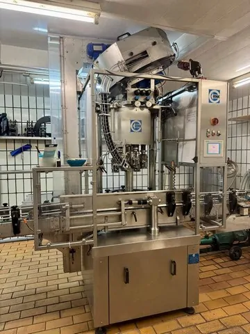 Capsuladora Rink Capper Rink 6T 2013 Stel Usada — linha de engarrafamento usada para Cappers