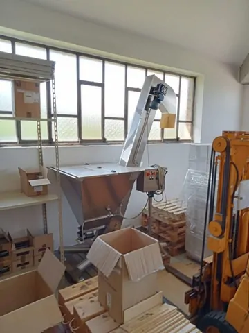 Elevador de Cápsulas Canelli Tech Caps Elevator Canelli Te Usada — linha de engarrafamento usada para Caps Elevators