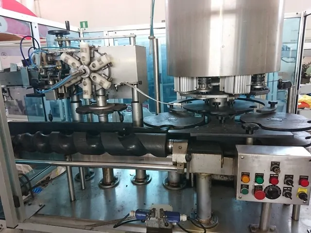 Capsuladora Nortan Capsuler Nortan 4.4 Usada — linha de engarrafamento usada para Capsuling Machines