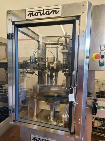 Capsuladora Nortan Capsuler Nortan Polylami Usada — linha de engarrafamento usada para Capsuling Machines