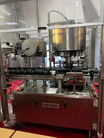 Capsuladora Nortan Capsuler Nortan Prisma 4 Usada — linha de engarrafamento usada para Capsuling Machines