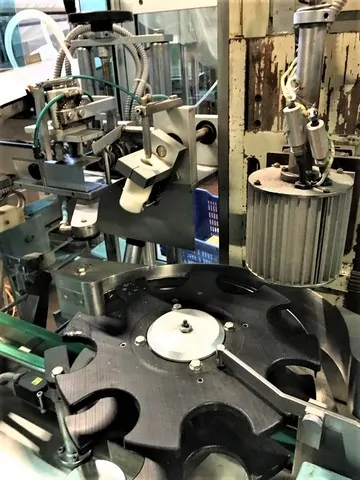 Capsuladora Nortan Capsuler Nortan Unicap 3 Usada — linha de engarrafamento usada para Capsuling Machines