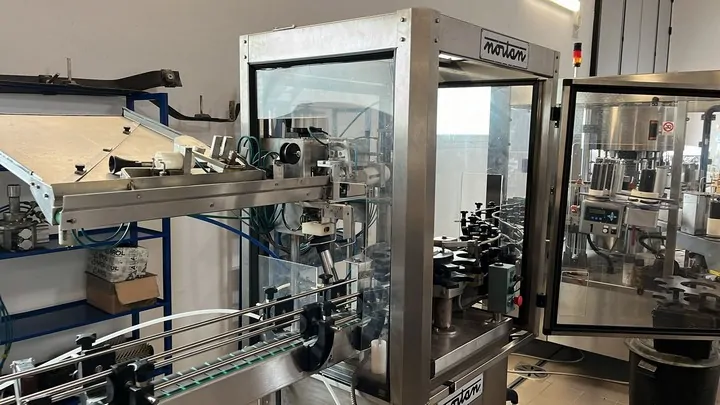 Capsuladora Nortan Capsuler Nortan Unicap 3 Usada — linha de engarrafamento usada para Capsuling Machines