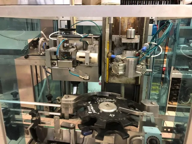 Capsuladora Nortan Capsuler Nortan Unicap 3 Usada — linha de engarrafamento usada para Capsuling Machines