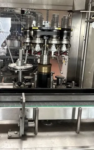 Capsuladora Robino & Galandrino Capsuler Robino&galandri Usada — linha de engarrafamento usada para Capsuling Machines