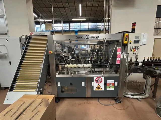 Capsuladora Robino & Galandrino Capsuler Robino&Galandri Usada — linha de engarrafamento usada para Capsuling Machines