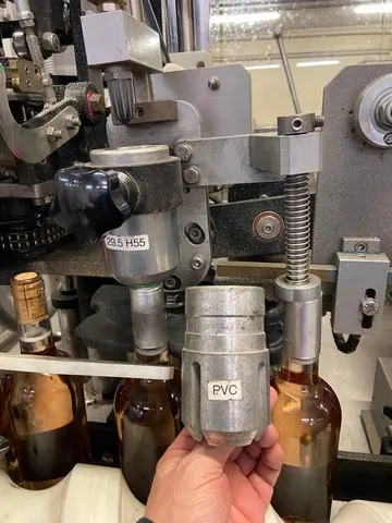 Capsuladora Robino & Galandrino Capsuler Robino&Galandri Usada — linha de engarrafamento usada para Capsuling Machines