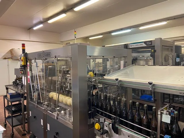 Capsuladora Robino & Galandrino Capsuler Robino&galandri Usada — linha de engarrafamento usada para Capsuling Machines