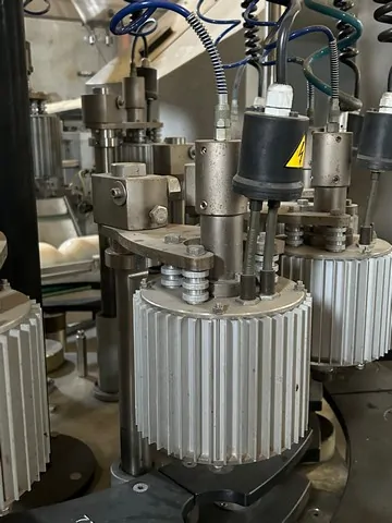 Capsuladora Robino & Galandrino Capsuler Robino&Galandri Usada — linha de engarrafamento usada para Capsuling Machines