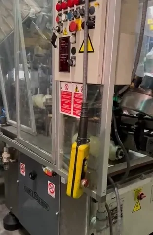 Capsuladora Robino & Galandrino Capsuler Robino&Galandri Usada — linha de engarrafamento usada para Capsuling Machines