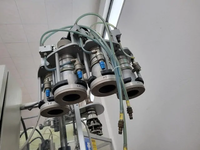 Capsuladora Robino & Galandrino Capsuler Robino&Galandri Usada — linha de engarrafamento usada para Capsuling Machines