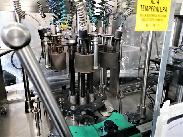 Capsuladora Robino & Galandrino Capsuler Robino&Galandri Usada — linha de engarrafamento usada para Capsuling Machines