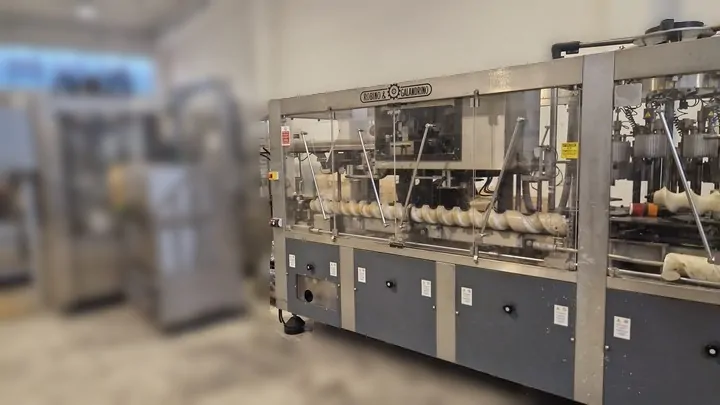 Capsuladora Robino & Galandrino Capsuler Robino&Galandri Usada — linha de engarrafamento usada para Capsuling Machines