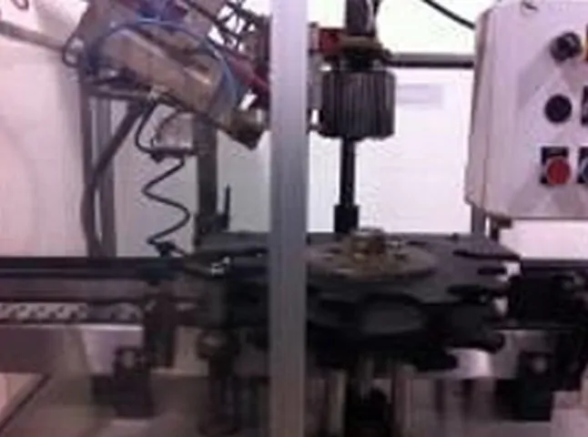 Capsuladora Robino & Galandrino Capsuler Robino&Galandri Usada — linha de engarrafamento usada para Capsuling Machines