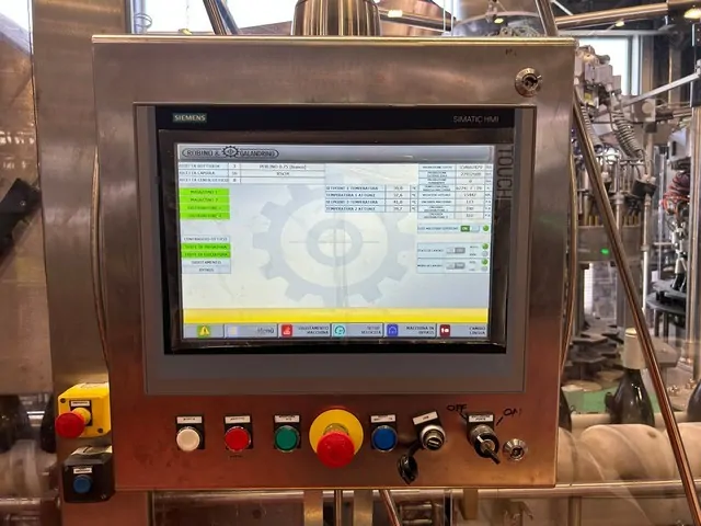 Capsuladora Robino & Galandrino Capsuler Robino&Galandri Usada — linha de engarrafamento usada para Capsuling Machines