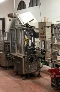 Capsuladora Robino & Galandrino Capsuler Robino&Galandri Usada — linha de engarrafamento usada para Capsuling Machines