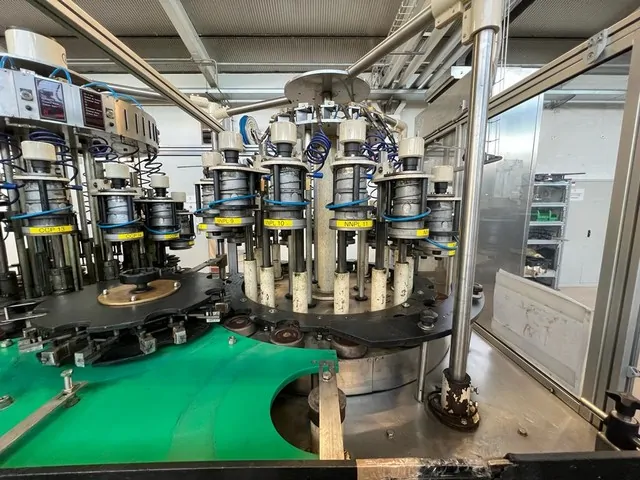 Capsuladora Robino & Galandrino Capsuler Robino&Galandri Usada — linha de engarrafamento usada para Capsuling Machines