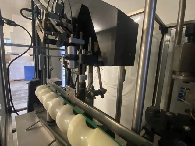 Capsuladora Robino & Galandrino Capsuler Robino&Galandri Usada — linha de engarrafamento usada para Capsuling Machines