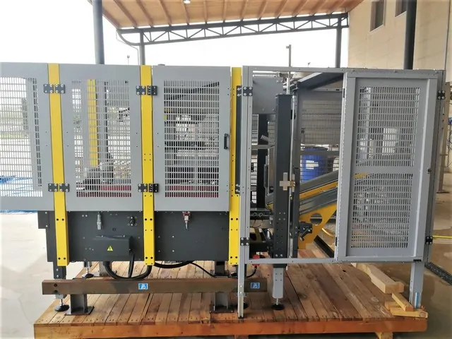 Formadora de Caixas SIAT Case Erector Siat F44v Usada — linha de engarrafamento usada para Case Erectors