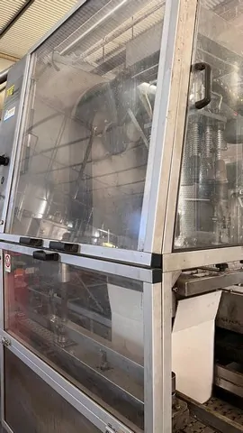 Encartonadeira TMG Case Packer Monoblock TM Usada — linha de engarrafamento usada para Case Packers