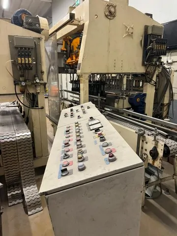 Equipamento Diverso Simonazzi Crates Packer Simonazzi Usada — linha de engarrafamento usada para Various Machines