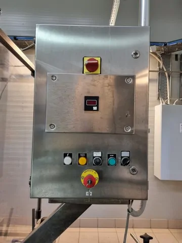 Capsuladora Bertolaso Crown Capper Bertolaso 4 Usada — linha de engarrafamento usada para Cappers