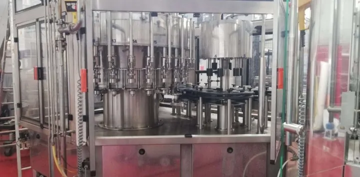 Enchedora Alfatek filler Alfatek 6.24 WLP Usada — linha de engarrafamento usada para Fillers