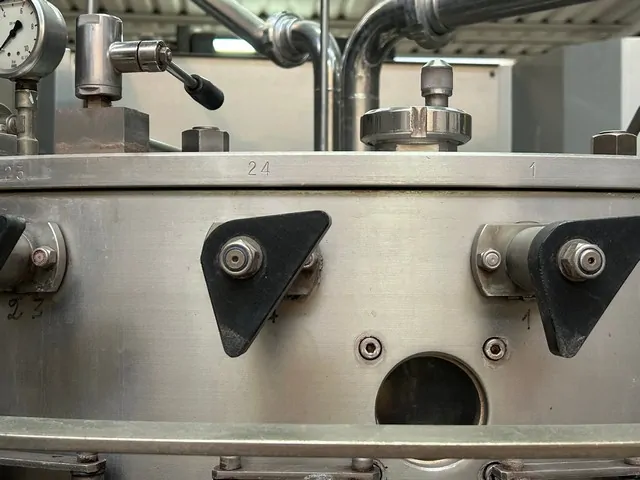 Enchedora Bertolaso Filler Bertolaso 24v iso Usada — linha de engarrafamento usada para Fillers