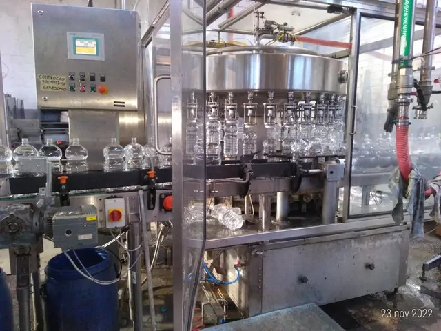 Enchedora Bertolaso filler Bertolaso PET bot Usada — linha de engarrafamento usada para Fillers